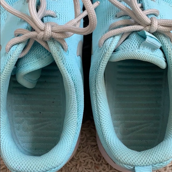 SOLD✨Nike women’s Roshe one size 7.5 - Picture 2 of 7